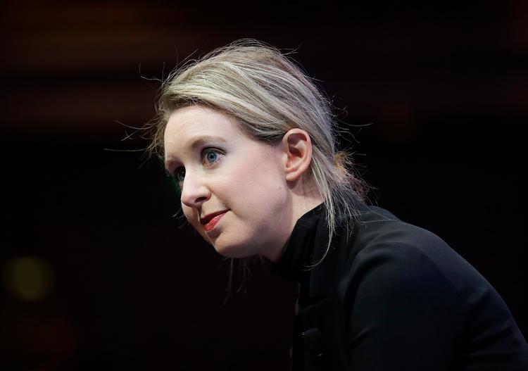 Elizabeth Holmes var kun 19 år, da hun grundlagde Theranos med ambitionen om at revolutionere sundhedsindustrien. Hendes forbillede var Apple-stifter Steve Jobs, hvis stil hun kopierede i detaljen, blandt andet ved at bære sorte rullekravetrøjer. Foto: Jeff Chiu/Ritzau Scanpix