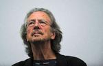 Peter Handke har vundet Nobelprisen i Litteratur 2019. Den østrigske forfatter bliver af mange betragtet som svært tilgængelig, men ifølge kendere af forfatterskabet gemmer der sig guld inde bag de lange sætninger.  Foto: Francisco Leong/Ritzau Scanpix