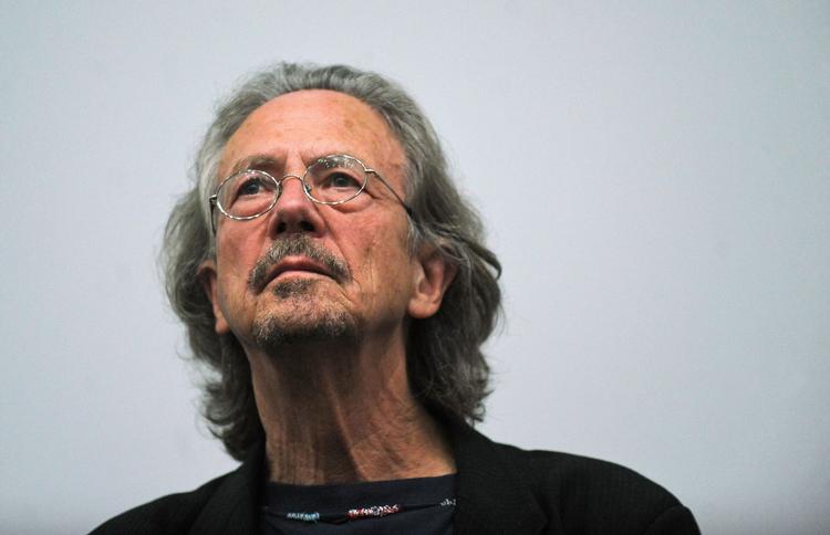 Peter Handke har vundet Nobelprisen i Litteratur 2019. Den østrigske forfatter bliver af mange betragtet som svært tilgængelig, men ifølge kendere af forfatterskabet gemmer der sig guld inde bag de lange sætninger.  Foto: Francisco Leong/Ritzau Scanpix