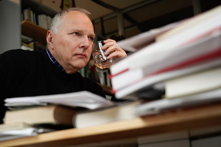 Jaroslaw Kurskis avis, Gazeta Wyborzca, er en torn i øjet på Polens højrekonservative regering. Hans bror er bestyrelsesformand for TV-stationen, der beskyldes for at være dens propagandamaskine. De to brødre symboliserer kampen om medierne i det ekstremt splittede Polen. Foto: Piotr Malecki/Piotr Malecki