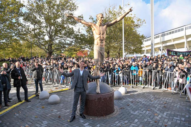 Man kan se statuen af Zlatan Ibrahimovic på Stadiontorget ved Malmö FF's stadion.  Foto: Johan Nilsson/Ritzau Scanpix