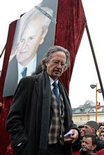 Peter Handke talte ved en demonstration i forbindelse med den krigsforbryderanklagede serbiske leder Slobodan Milošević' begravelse  i 2006.  Foto: Si/Ritzau Scanpix