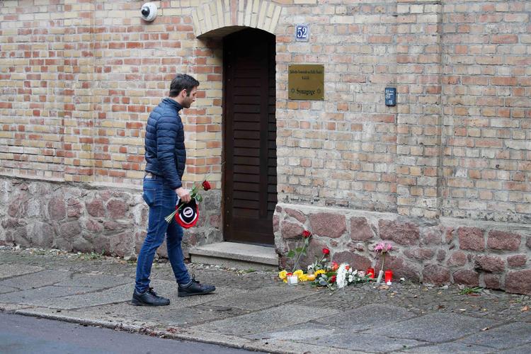 »Siden Berlinmurens fald har det østlige Tyskland haft et meget aktivt og ofte voldeligt nynazistisk miljø«, skriver Yascha Mounk. Foto af synagoen i Halle, hvor to mennesker blev dræbt i den forgangne uge. Foto: Axel Schmidt /AFP Arkivfoto:  Axel Schmidt