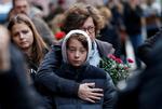 Folk sørger foran synagogen i den tyske by Halle, hvor en 27-årig gerningsmand skød og dræbte to personer.   Foto: Fabrizio Bensch/Ritzau Scanpix