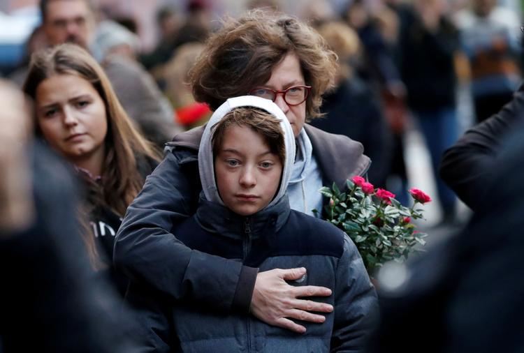 Folk sørger foran synagogen i den tyske by Halle, hvor en 27-årig gerningsmand skød og dræbte to personer.   Foto: Fabrizio Bensch/Ritzau Scanpix