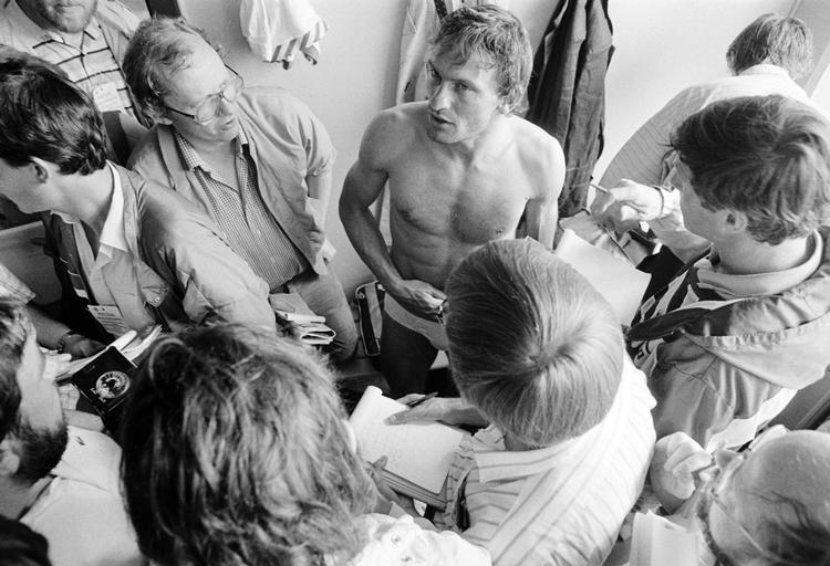 Preben Elkjær i omklædningsrummet efter sejren over Sovjetunionen i Idrætsparken. Han har lige hevet underbukserne på plads, inden han omringes af journalisterne. Foto: Morten Langkilde