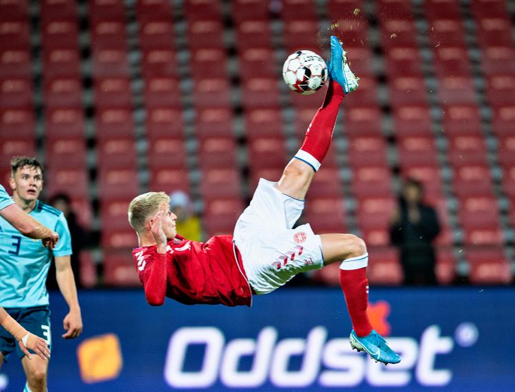 Danmarks Jens Odgaard scorer på saksespark til 2-1 i EM kvalifikationskampen mellem Danmark og Nordirland på Aalborg Stadion.
   Foto: Henning Bagger/Ritzau Scanpix