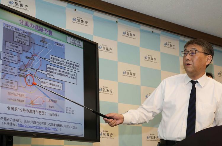 Direktøren for Japans meteorologiske institut, Yasushi Kajihara, holder et pressemøde om tyfonen Hagibis ankomst.  Foto: Jiji Press/Ritzau Scanpix