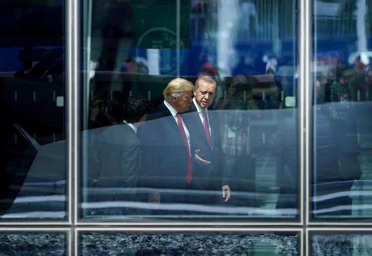 
 USA's præsident, Donald Trump, i samtale med sin tyrkiske kollega Recep Tayyip Erdogan under Nato-topmødet i fjor.     Foto: Brendan Smialowski/Ritzau Scanpix