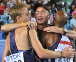 I 2011 uddelte Alberto Zalazar kram til briten Mo Farah (th,.) og amerikaneren Galen Rupp (tv.) efter 5.000-meterløbet ved VM i Daegu. Foto: Jung Yeon-je/Ritzau Scanpix