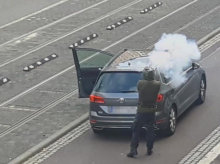 Da angrebet i Halle er ved at nå sin ende, træder gerningsmanden ud af sin bil, griber sit gevær og skyder hæmningsløst ned af en stor gade i byen. Kort forinden har han skudt vildt om sig på en Döner-restaurant. Manden på billedet er senere blevet anholdt og er hovedmistænkt i sagen. Foto: Andreas Splett/Ritzau Scanpix