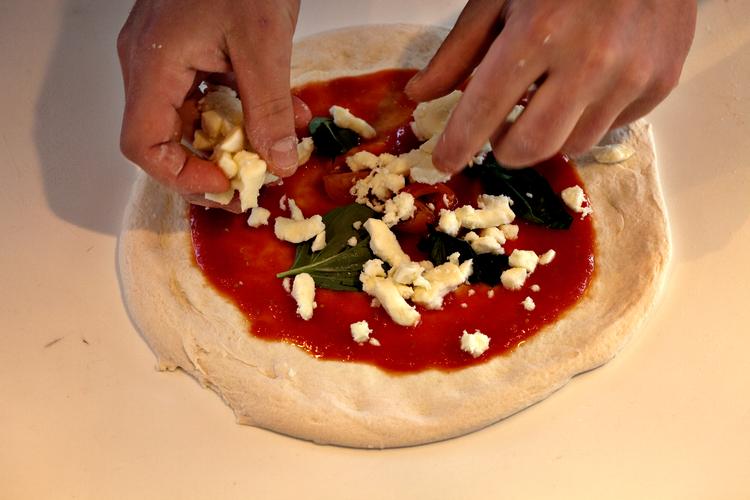 Opskrift på en god fredag? Dej, tomat, mozarella, god tid og gentagelser uge efter uge.
   Foto: Per Folkver/POLFOTO