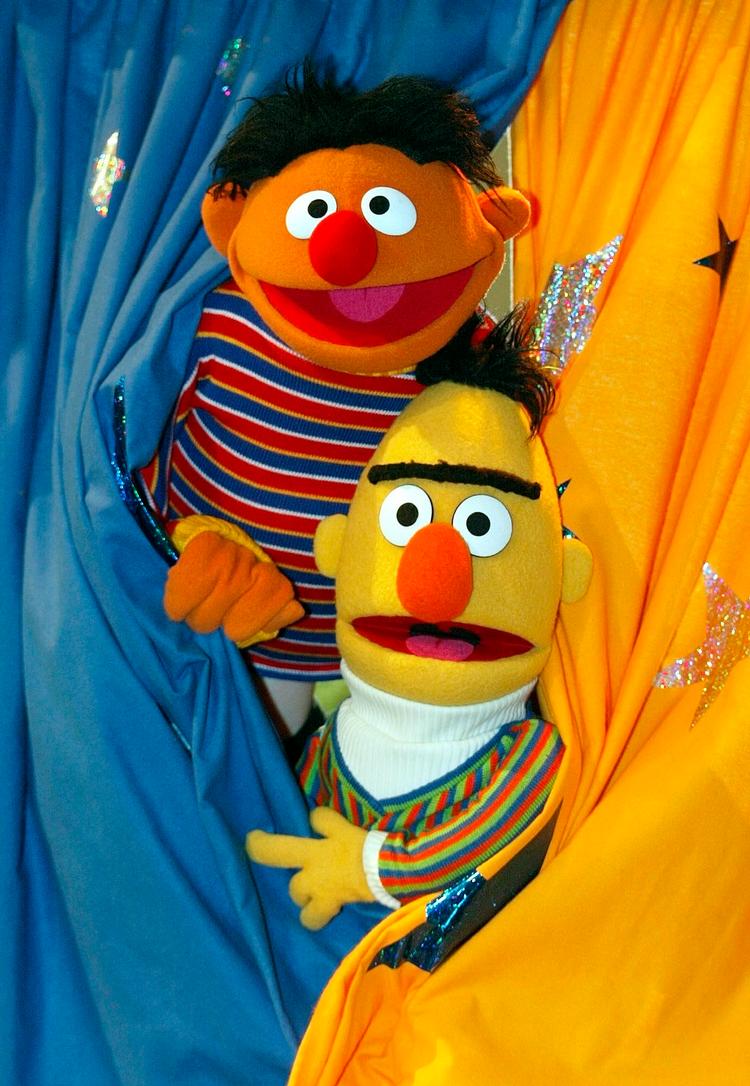Ernie og Bert har i nyere tid fået selskab af flere dukker, der bærer rundt på en mere tung bagage, end man sædvanligvis ser i børne-tv.     Foto: Christof Stache/Ritzau Scanpix