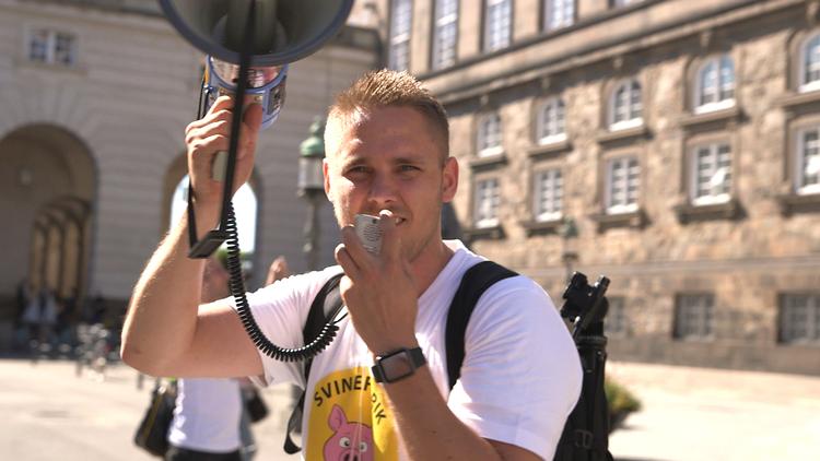 Henrik bruger enhver lejlighed til at fortælle alle, hvad der er rigtigt og forkert, når det gælder dyrevelfærd. Foto: Tue Kræmer Larsen/Nordisk Film