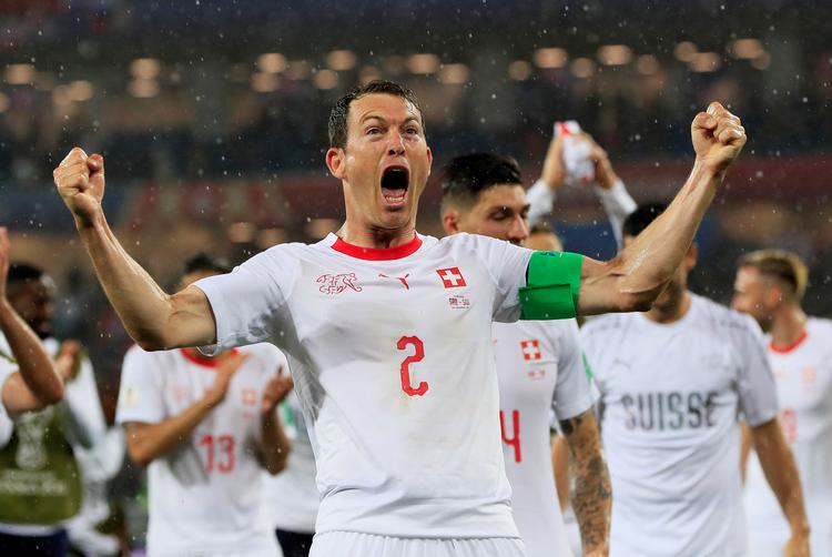 Under VM-slutrunden i 2018 var Stephan Lichtsteiner anfører, da Schweiz besejrede Serbien 2-1 på et mål af den nu skadede Xherdan Shaqiri i 90. minut. Schweiz spillede 1-1 mod Brasilien og 2-2 mod Costa Rica, men tabte 1-0 til Sverige i ottendedelsfinalen.
   Foto: Gonzalo Fuentes/Ritzau Scanpix