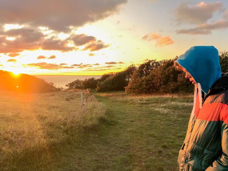 Christian Skylv i solnedgang på Samsø. Et udsnit af det store panoramafoto ud over horisonten, som hans egen far er ret stolt af. Og som han ikke er bleg for at dele med sin omverden.   Foto: Per Munch