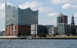 Ligesom i København bliver Hamburgs havn i stigende grad et sted, hvor man bor og opholder sig i fritiden, her er det koncerthuset Philharmonic Hall and kirken St. Michaelis i "HafenCity". Billedet er taget i  2016.
   Foto: Fabian Bimmer/Ritzau Scanpix