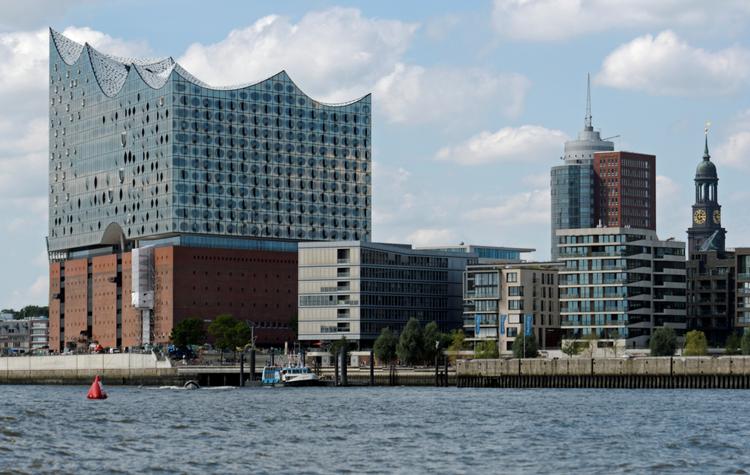 Ligesom i København bliver Hamburgs havn i stigende grad et sted, hvor man bor og opholder sig i fritiden, her er det koncerthuset Philharmonic Hall and kirken St. Michaelis i "HafenCity". Billedet er taget i  2016.
   Foto: Fabian Bimmer/Ritzau Scanpix