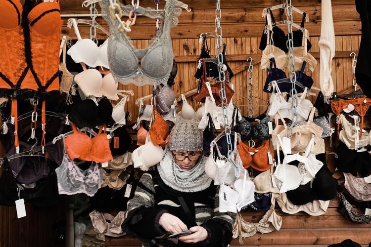 Ewa Komanska sælger undertøj mandag til lørdag på Rozycki basaren. Hun siger, at hun ikke er rig, men hun klager ikke. 


   Foto: Piotr Malecki/Piotr Malecki