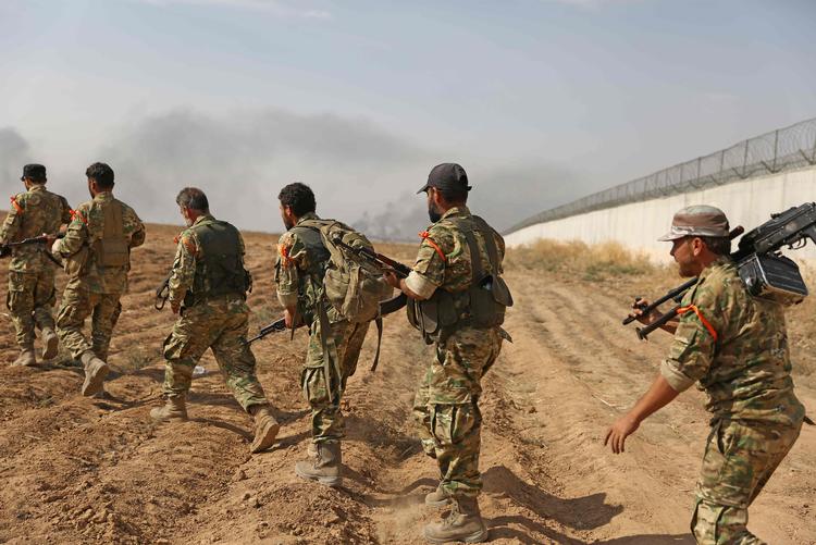 Pro-tyrkiste
    Pro-Turkish Syrian fighters cross the border into Syria as they take part in an offensive against Kurdish-controlled areas in northeastern Syria launched by the Turkish military, on October 11, 2019. - Turkish and allied forces faced stiff Kurdish resistance as they battled to seize key border towns, on the third day of a broad offensive that sparked a civilian exodus. (Photo by Nazeer Al-khatib / AFP)
   Foto: Nazeer Al-khatib/Ritzau Scanpix