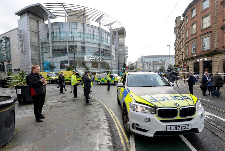 Politiet er massivt til stede udenfor shopping centret Arndale, hvor fem personer er blevet såret, da en mand gik amok med en kniv. Foto: Peter Powell/Ritzau Scanpix