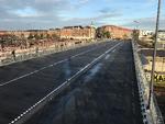 Der bliver gjort plads til cyklister, som kan cykle i begge retninger, i midten, og så er der plads til fodgængere og cykelparkering i højre side (på billedet). Foto: Rambøll