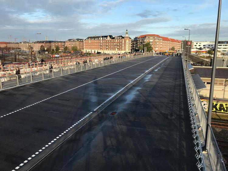 Der bliver gjort plads til cyklister, som kan cykle i begge retninger, i midten, og så er der plads til fodgængere og cykelparkering i højre side (på billedet). Foto: Rambøll