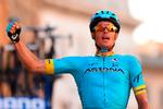 Jakob Fuglsang ses her juble over sejren på 5. etape i Tirreno-Adriatico, da han nåede til mål 40 sekunder foran englænderen Adam Yates og med 56 ned til sloveneren Primoz Roglic. Begge - og specielt sidstnævnte - hører til danskerens skrappe modstandere i Lombardiet Rundt i morgen.
 Foto: Dario Belingheri/Ritzau Scanpix