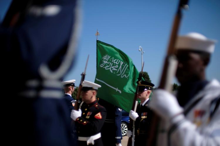 Det saudi-arabiske flag vejer ved en amerikansk militærseance i det amerikanske forsvarsministerium, Pentagon,  iWashington. USA giver nu en hjælpende hånd til Saudi-Arabien ved at sende 3.000 soldater til landet.  Foto: James Lawler Duggan/Ritzau Scanpix