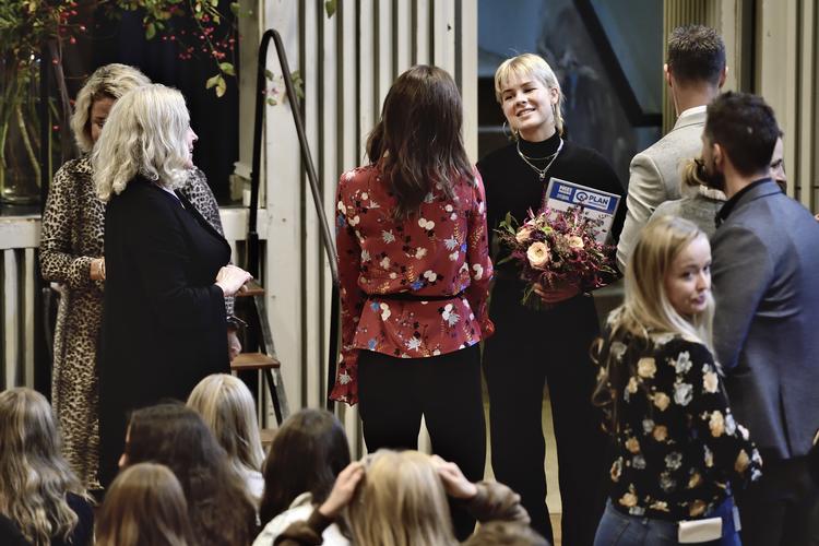 Anja Leighton, fik lykønskninger fra kronprinsesse Mary og Stine Bosse, formand for PlanBørnefonden, da hun havde fået overrakt Pige Prisen 2019. Overrækkelsen skete som en del af FN's Internationale Pigedag på Gasværksvejens Skole i København. Foto: Tariq Mikkel Khan/Ritzau Scanpix