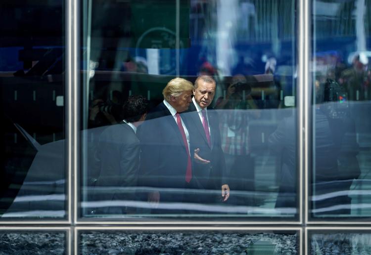 Relationen mellem den amerikanske præsident, Donald Trump, og Tyrkiets præsident, Recep Tayyip Erdogan, er anstrengt. Her ses de sidste år i juli måned til et NATO-topmøde.  Foto: Brendan Smialowski/Ritzau Scanpix