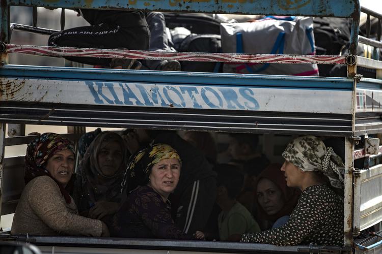 Internt fordrevne syrere sidder bag i en bil. Behovet for hjælp i Syrien er steget voldsomt, efter Tyrkiet har indledt et militært angreb.   Foto: Delil Souleiman/Ritzau Scanpix
