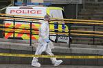 Plitiet arbejder ved shoppingcenteret i Manchester, hvor en mand angreb tilsyneladende forbipasserende med kniv. Ingen af de sårede er i alvorlig tilstand. Man er anholdt af politiet.  Foto: Lindsey Parnaby/Ritzau Scanpix