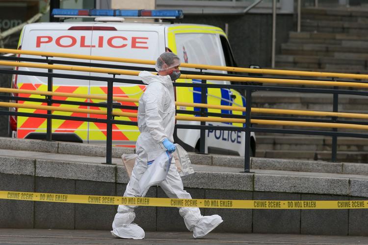 Plitiet arbejder ved shoppingcenteret i Manchester, hvor en mand angreb tilsyneladende forbipasserende med kniv. Ingen af de sårede er i alvorlig tilstand. Man er anholdt af politiet.  Foto: Lindsey Parnaby/Ritzau Scanpix