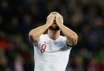 Englands Harry Kane ærger sig. Kampen mod Tjekkiet kunne med en sejr have givet adgang til EM-slutrunden i 2020, men holdet tabte. Dog fører England i gruppen.  Foto: David W Cerny/Ritzau Scanpix