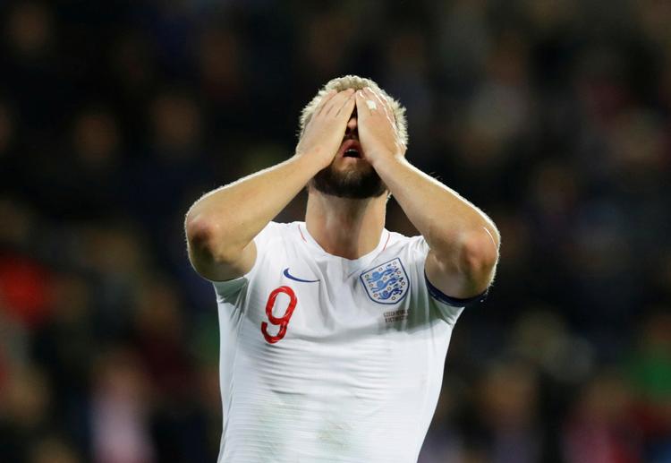 Englands Harry Kane ærger sig. Kampen mod Tjekkiet kunne med en sejr have givet adgang til EM-slutrunden i 2020, men holdet tabte. Dog fører England i gruppen.  Foto: David W Cerny/Ritzau Scanpix