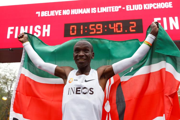 
Som det første menneske nogensinde lykkedes det lørdag morgen kenyanske Eliud Kipchoge at løbe 42,195 kilometer på under to timer. Foto: Leonhard Foeger/Ritzau Scanpix