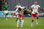 I en kolossalt ringe fodboldkamp kunne hverken Georgien med Guram Kashia (tv.) eller Irland med James Collins score. Foto: Irakli Gedenidze/Ritzau Scanpix