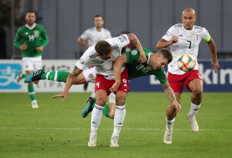 I en kolossalt ringe fodboldkamp kunne hverken Georgien med Guram Kashia (tv.) eller Irland med James Collins score. Foto: Irakli Gedenidze/Ritzau Scanpix