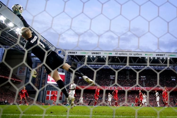 En af Kasper Schmeichels mange redninger var dette langskud, som han fik slået op på overliggeren. Foto: Jens Dresling/POLFOTO
