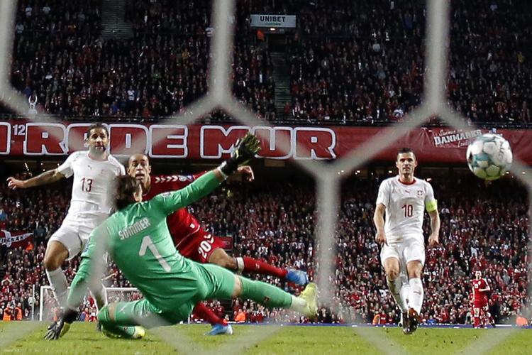 Yussuf Poulsen vidste, hvad han ville gøre, da han nærmede sig Schweiz-målmanden Yann Sommer.  Foto: Jens Dresling/POLFOTO