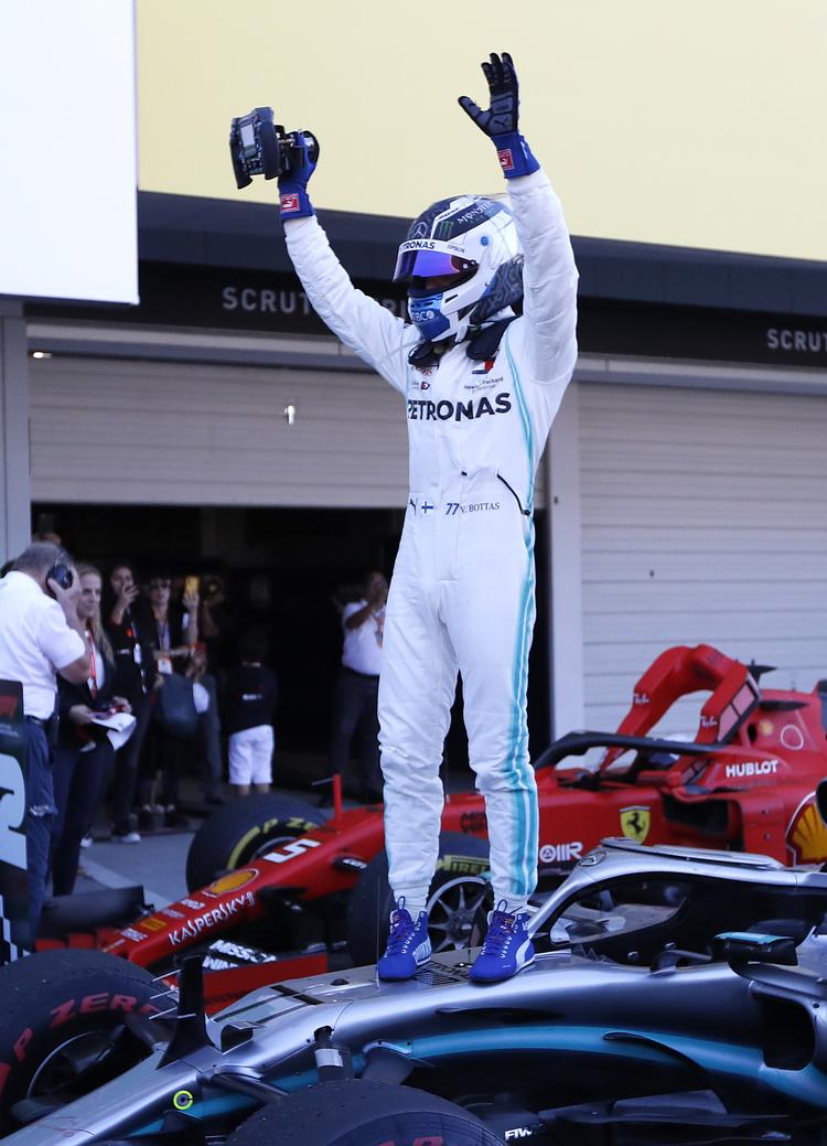 Valtteri Bottas fejrer sin sejr.  Foto: Kim Hong-ji/Ritzau Scanpix