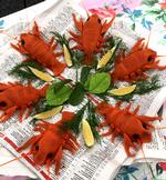 Frederikkes bud på en opdateret Kaj-kage havde form som krebs til en vaskeægte kräftskiva . Og de skulle dryppes med citron. Dog havde hun udeladt mayonaisen.  Foto: DR