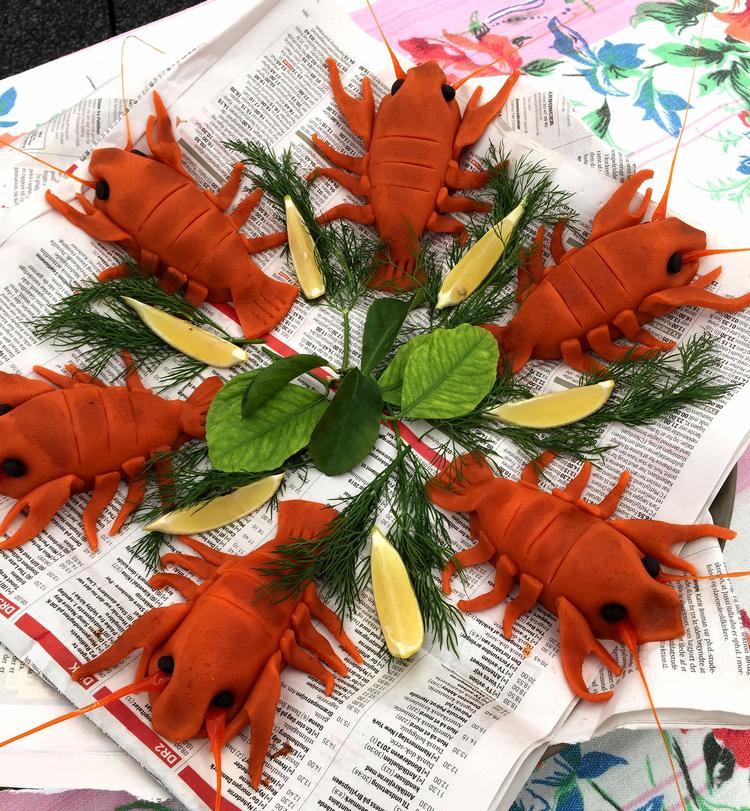 Frederikkes bud på en opdateret Kaj-kage havde form som krebs til en vaskeægte kräftskiva . Og de skulle dryppes med citron. Dog havde hun udeladt mayonaisen.  Foto: DR