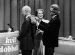 Ida From i midten hjælper her lægen Harald Roesdahl med at få udskrevet en check. Værten er Otto Leisner, mens programmet er 'Kvit eller dobbelt'.  Foto: Kim Agersten/POLFOTO