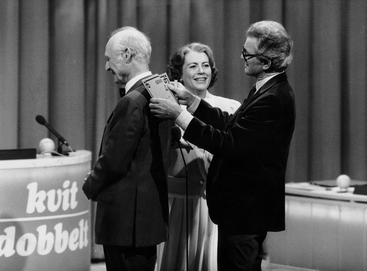 Ida From i midten hjælper her lægen Harald Roesdahl med at få udskrevet en check. Værten er Otto Leisner, mens programmet er 'Kvit eller dobbelt'.  Foto: Kim Agersten/POLFOTO