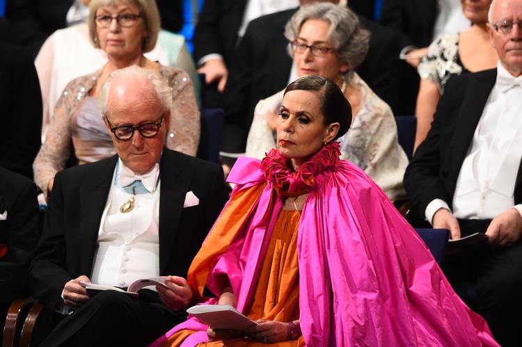 Sara Danius var - udover uhyre belæst og velskrivende - optaget af mode og optrådte flere gange til Nobel-festerne i specialsyet tøj inspireret af hendes litterære forbilleder. Her i 2018 før prisceremonien   Foto: Jonathan Nackstrand/Ritzau Scanpix
