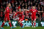 Det er helt forståeligt, hvis Christian Eriksen, Yussuf Poulsen og Henrik Dalsgaard har svært ved at gennemskue, hvad en tredjeplads i EM-gruppen vil betyde for de videre muligheder, men 4 point i de sidste to kampe vil være nok. Foto: Jens Dresling/POLFOTO