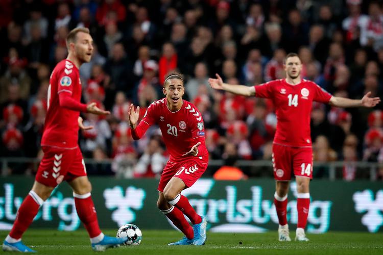 Det er helt forståeligt, hvis Christian Eriksen, Yussuf Poulsen og Henrik Dalsgaard har svært ved at gennemskue, hvad en tredjeplads i EM-gruppen vil betyde for de videre muligheder, men 4 point i de sidste to kampe vil være nok. Foto: Jens Dresling/POLFOTO