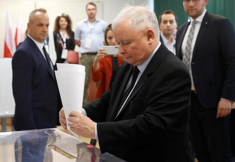 
    Jaroslaw Kaczynski fra Polens regeringsparti, Lov og Retfærdighed (PiS) stemmer her. Foto: Kacper Pempel/Ritzau Scanpix